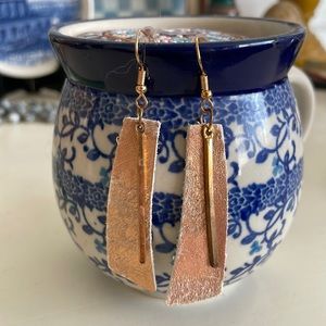 🎉HP🎉NEW Unbranded Pink & Gold Bar Faux Cowhide Leather Earrings